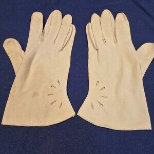 Ladies Cream Day or Driving Gloves 1940s-1950s Keyhole Leaf Cut-out size M